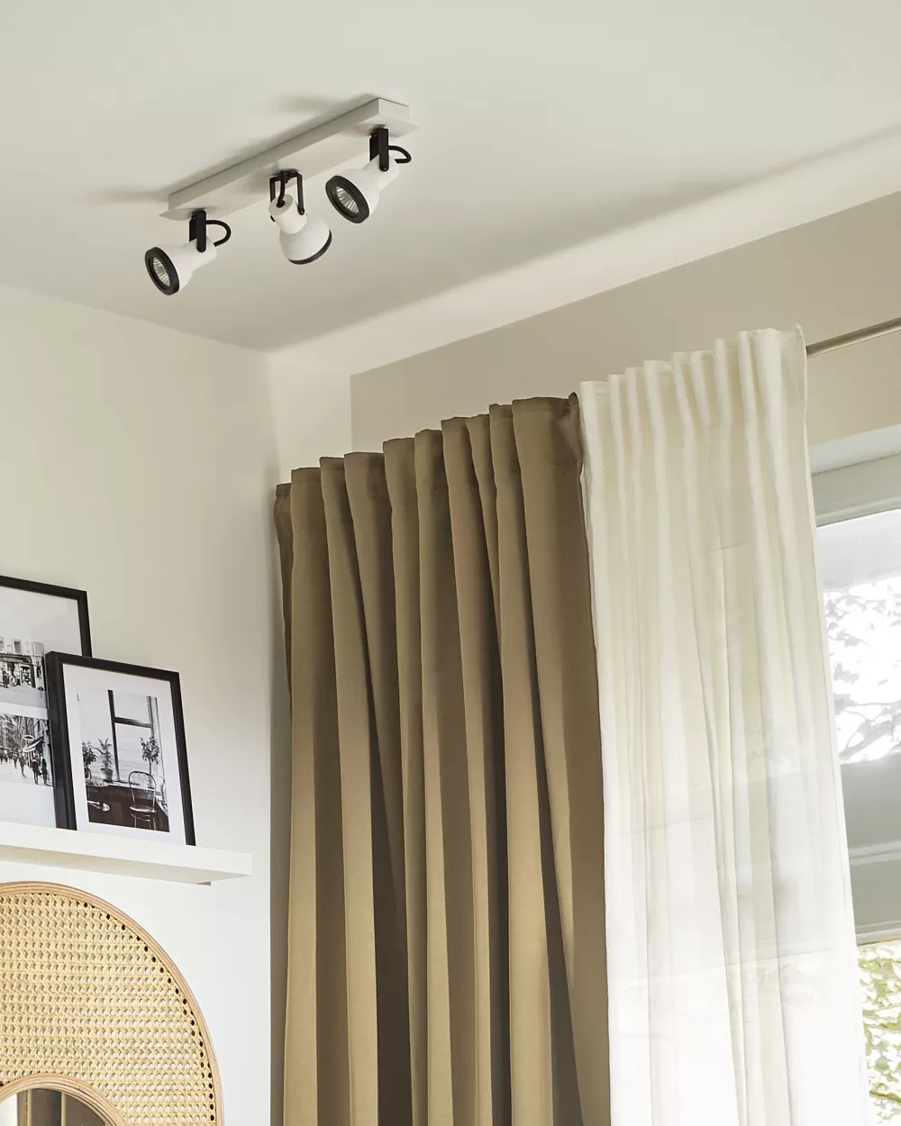 Lampadario Beliani a 3 luci sospeso | Struttura in ferro con finitura bicolore bianco/nero | Design industriale moderno per soggiorno o cucina
