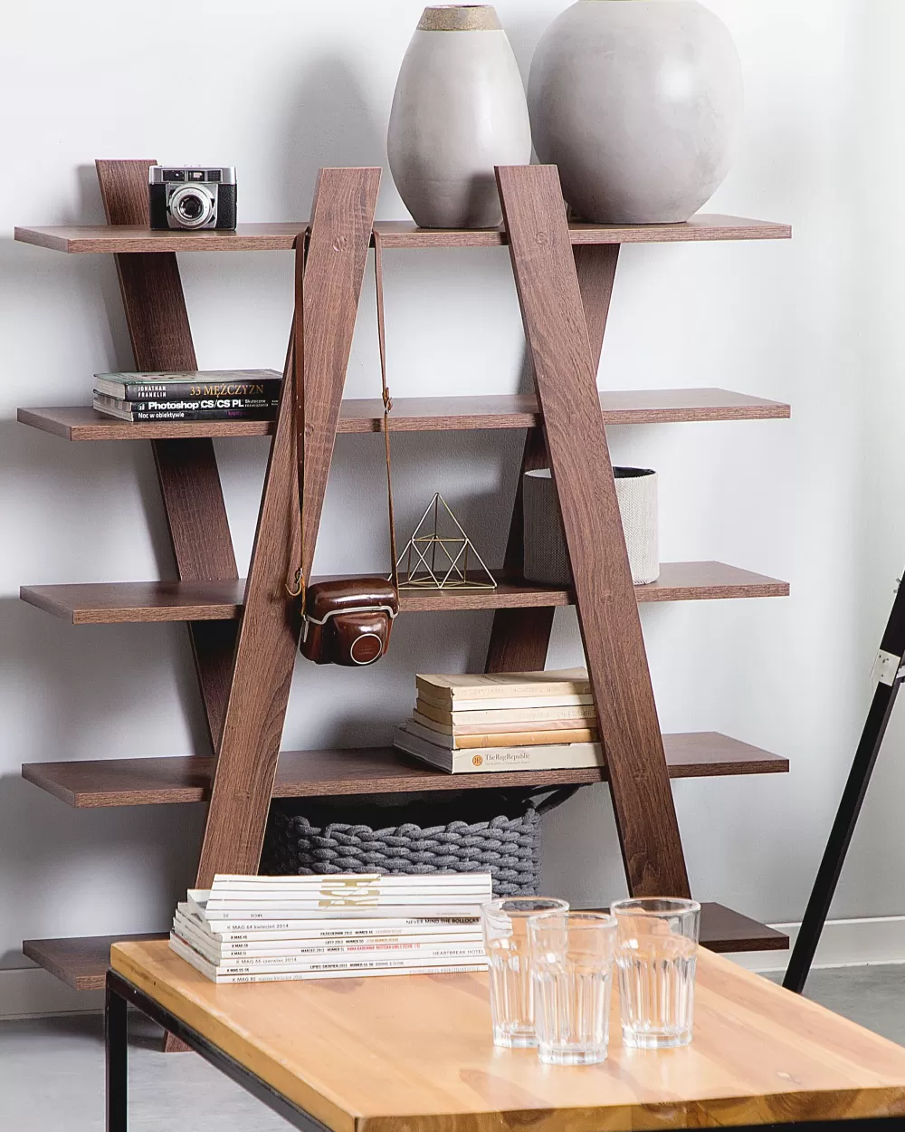 Libreria Moderna a 5 Ripiani in Legno Scuro Escalante - Design Elegante per Soggiorno o Ufficio Beliani