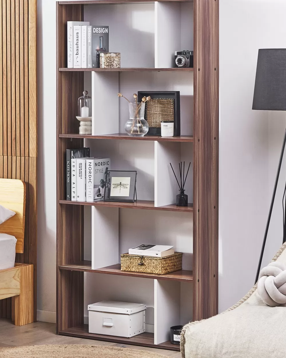 Beliani in offerta: Libreria moderna a 5 ripiani con struttura legno scuro e finiture bianche - perfetta per ambienti contemporanei