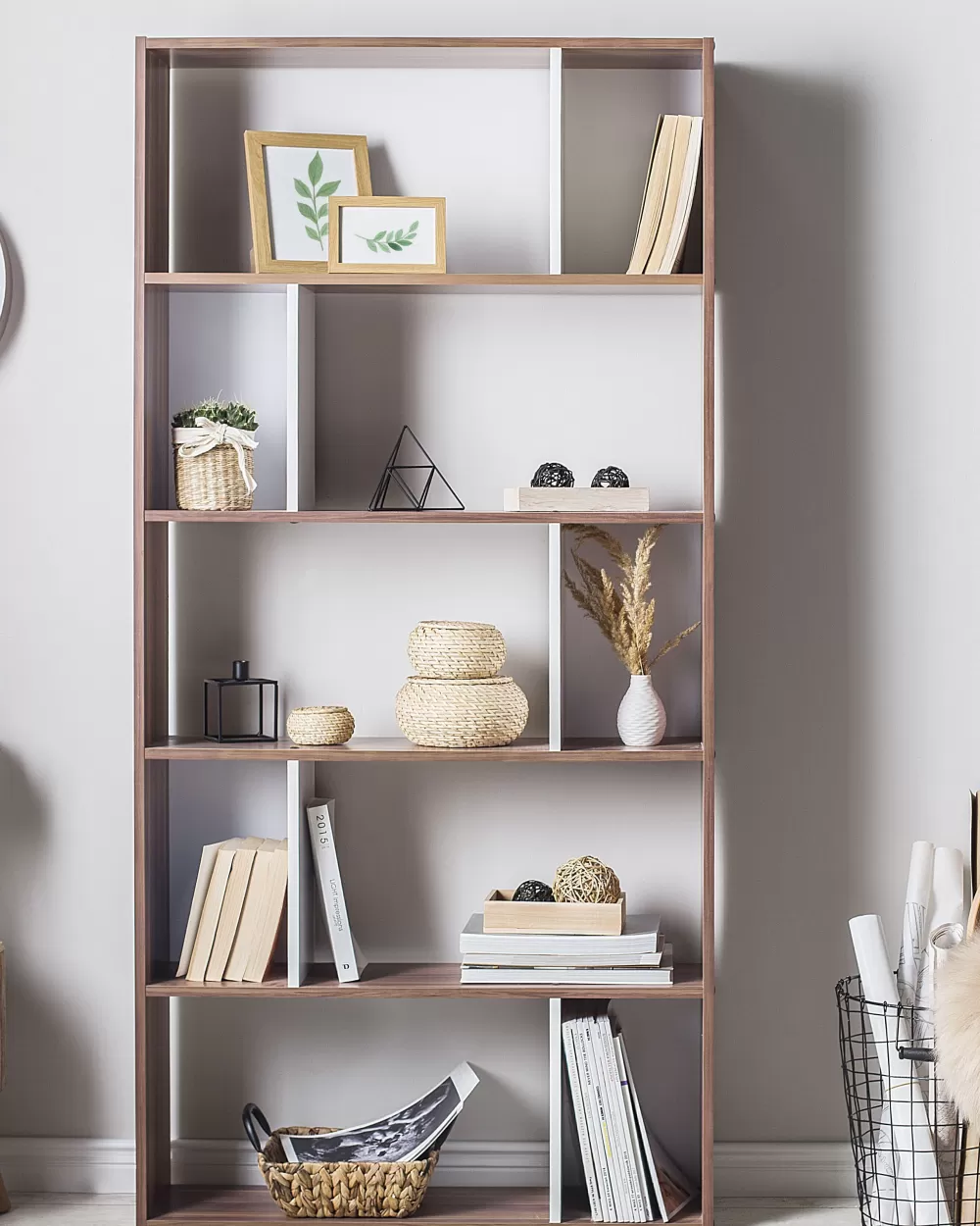 Beliani in offerta: Libreria moderna a 5 ripiani con struttura legno scuro e finiture bianche - perfetta per ambienti contemporanei