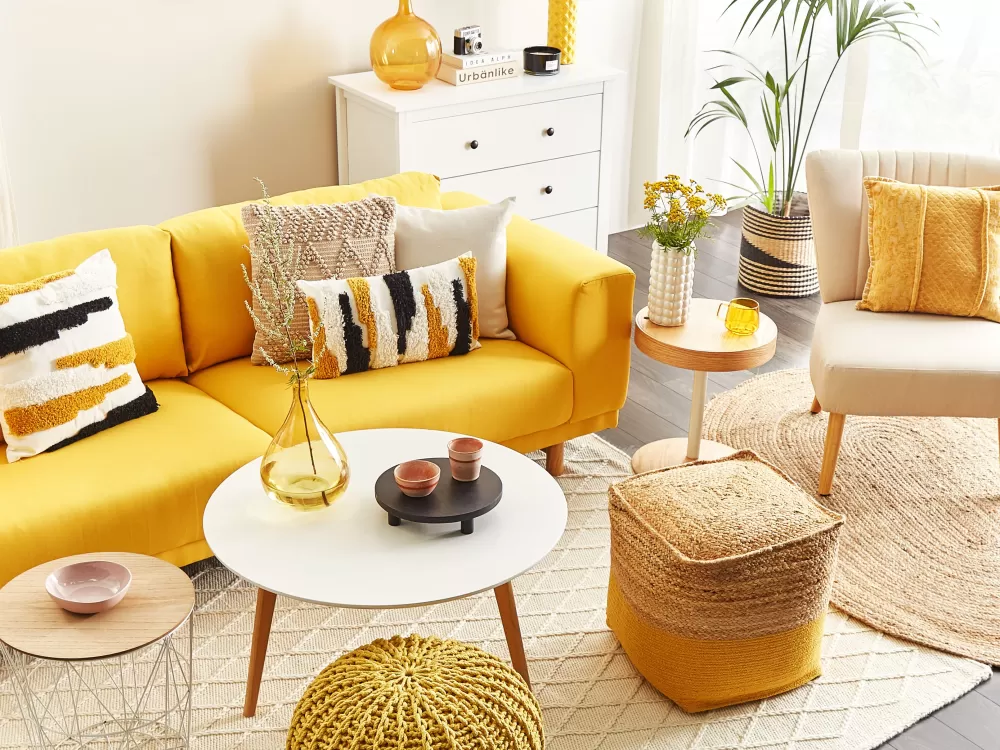 Cuscino decorativo Beliani in tessuto premium con motivo a rilievo - Formato quadrato 45x45 cm, tonalità giallo sole - Ideale per arricchire divani e letti