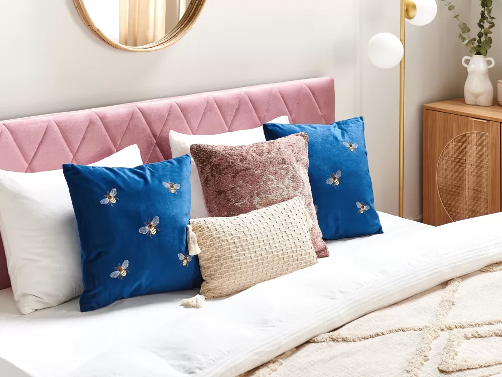 Promozione Lampo: Coppia di Cuscini Decorativi in Satin con Ricami Blu 45x45 cm - Design Elegante e Imbottitura Morbida Beliani Talinum