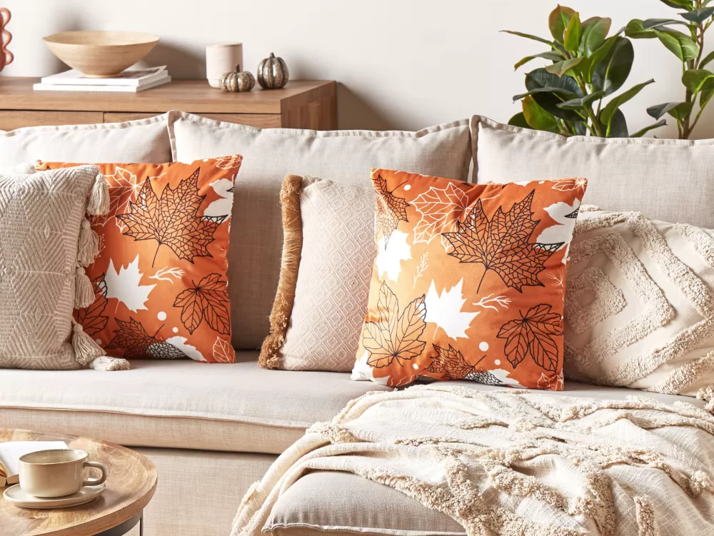 Cuscini Decorativi in Velluto Arancione con Motivo Poinsettia - Set da 2 Pezzi 45x45 cm Beliani  
Perfetti per arredare con stile, questi morbidi cuscini in velluto dalle tonalità calde presentano un elegante motivo floreale natalizio. Ideali per divani, letti o poltrone, disponibili in pratico set doppio.