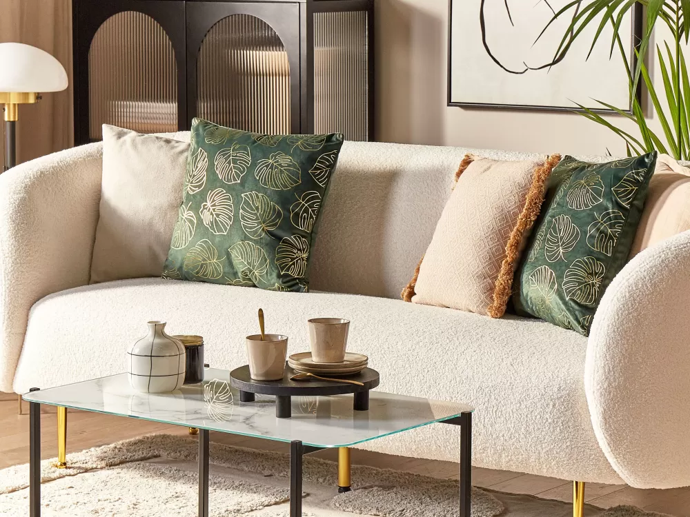 Beliani Cuscini Decorativi in Velluto Morbido Verde Foresta 45x45 cm, Set da 2 con Disegno Monstera in Rilievo - Eleganza Moderna per il Tuo Divano