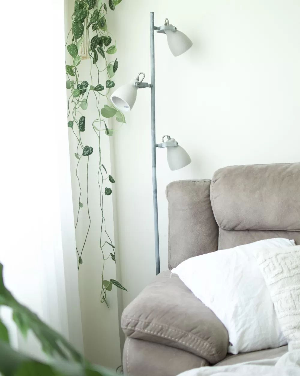 Lampada da Terra Moderna Beliani Design a 3 Luci in Cemento Grigio Chiaro - Illuminazione Elegante per Interni Mistago