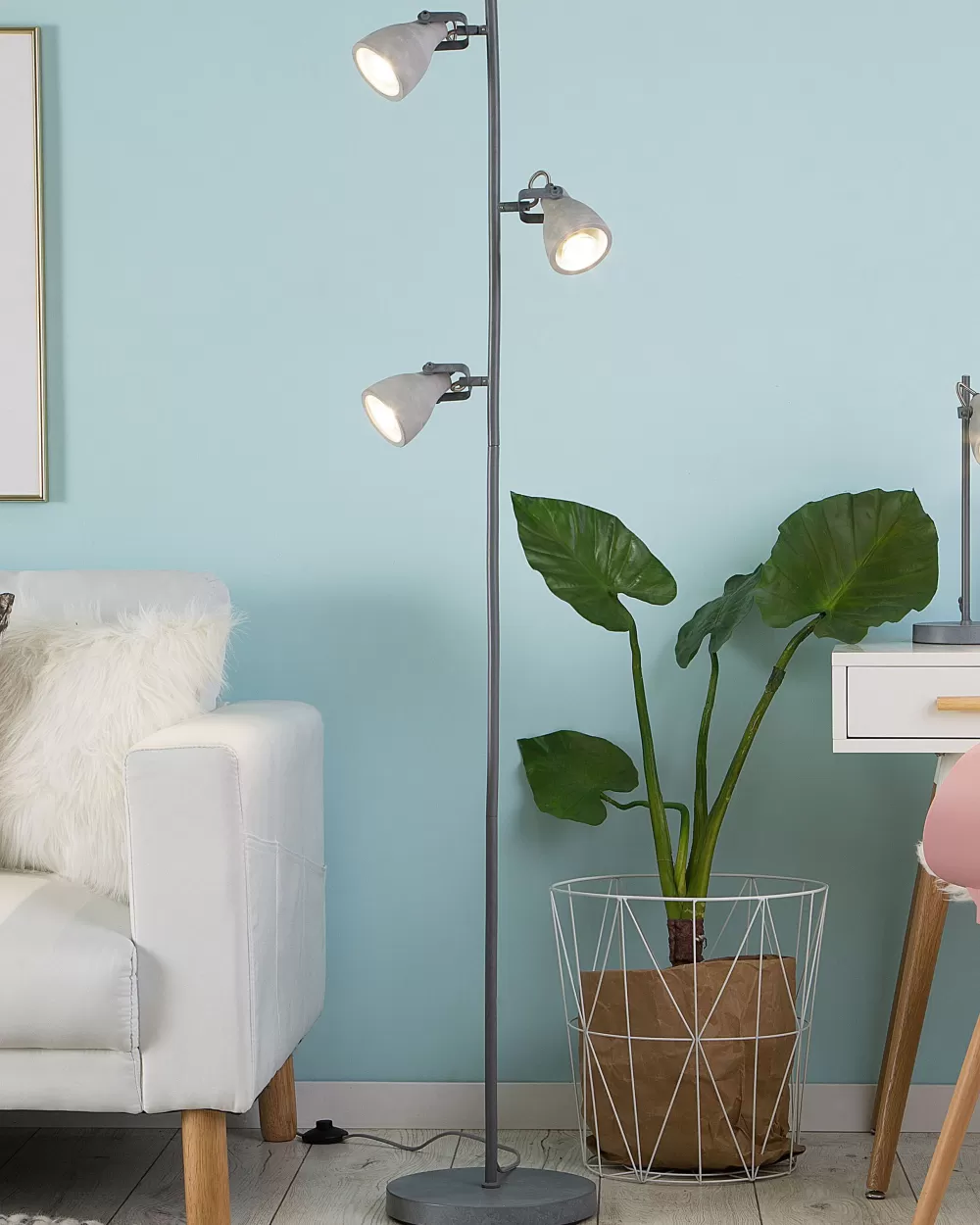 Lampada da Terra Moderna Beliani Design a 3 Luci in Cemento Grigio Chiaro - Illuminazione Elegante per Interni Mistago