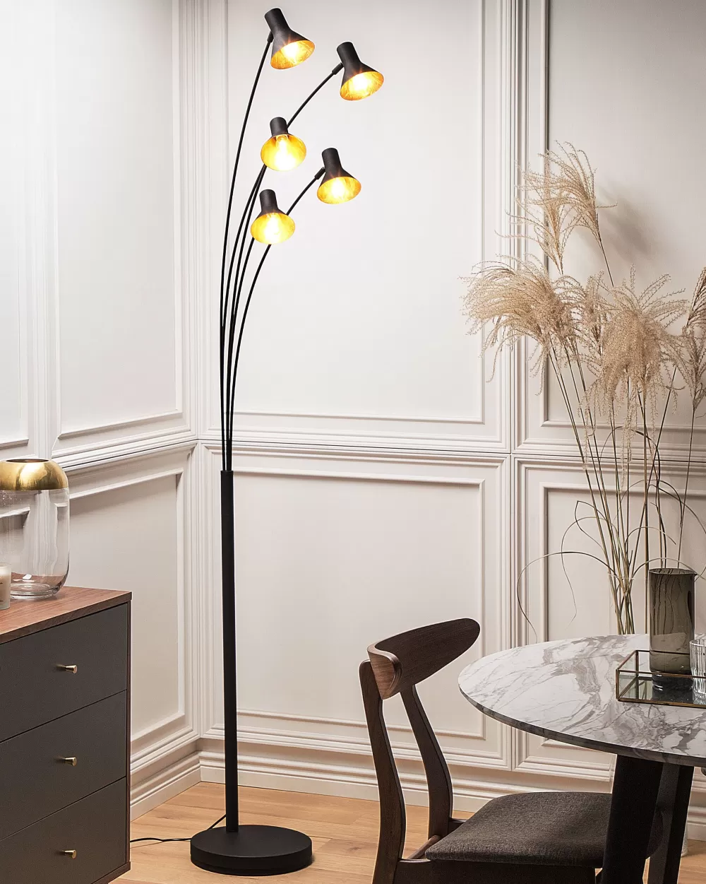 Beliani Lampada da Terra Moderna a 5 Luci con Struttura in Metallo Nero - Design Elegante per Interni
