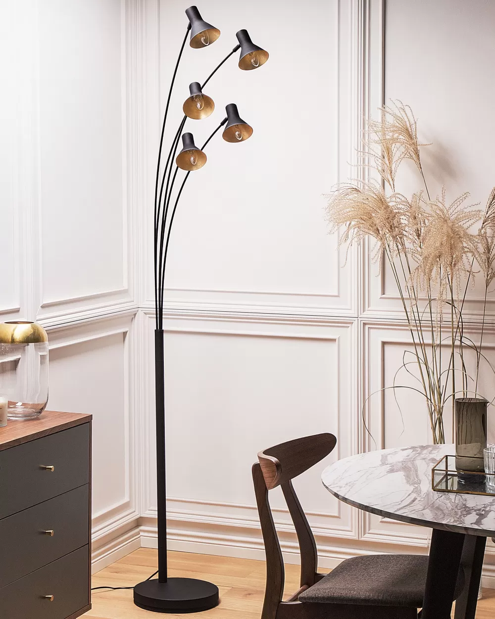 Beliani Lampada da Terra Moderna a 5 Luci con Struttura in Metallo Nero - Design Elegante per Interni