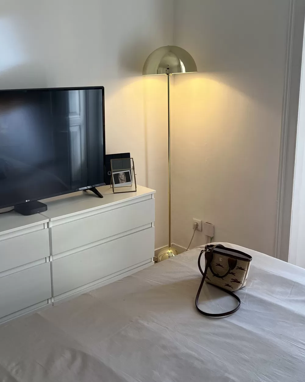 Lampada da Terra Beliani in Metallo Dorato con Base Macasia - Design Elegante per Interni Moderni