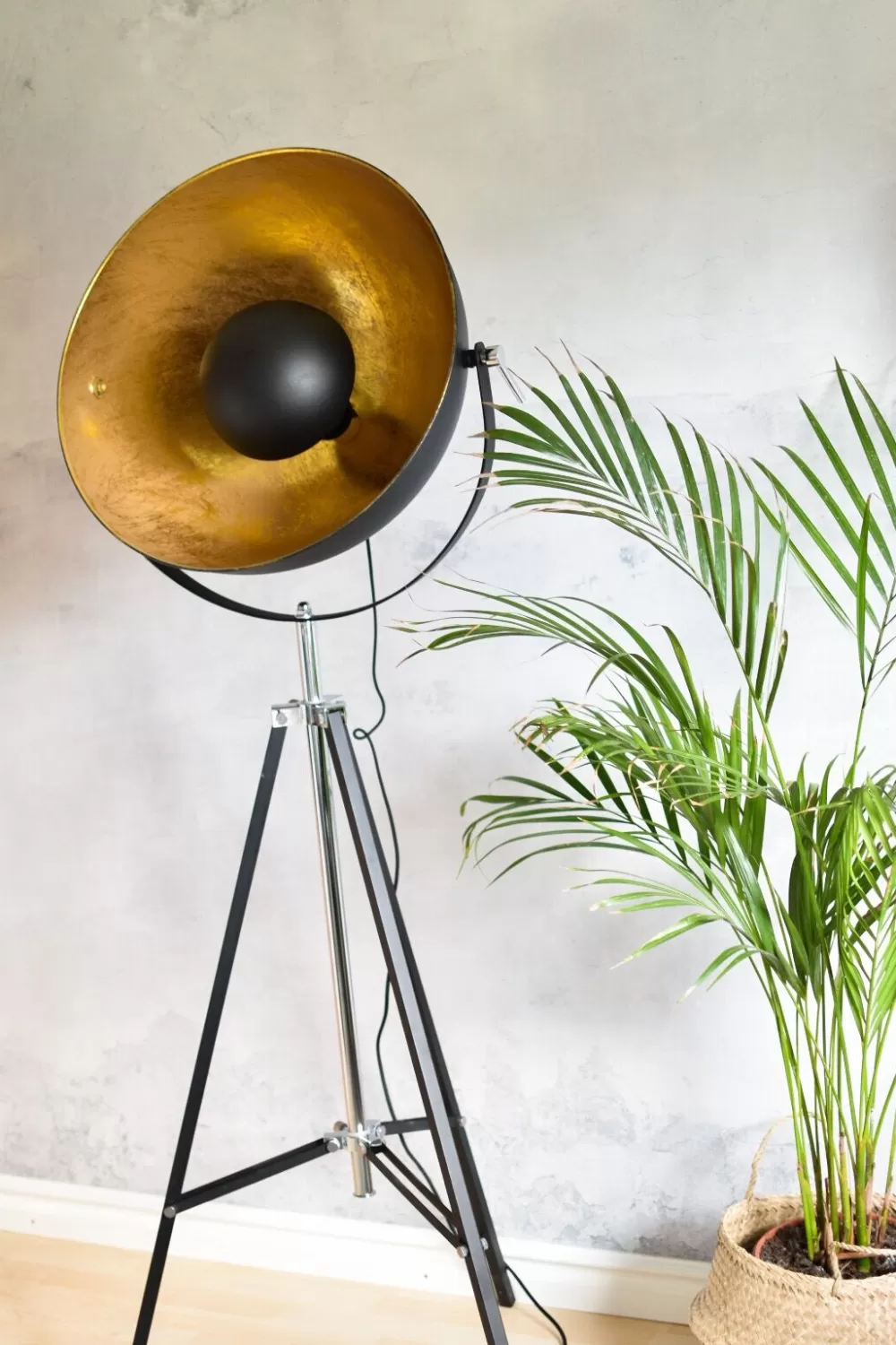 Beliani Lampada da Terra Moderna in Metallo Scontata - Design Nero/Oro con Tocco Elegante Thames II