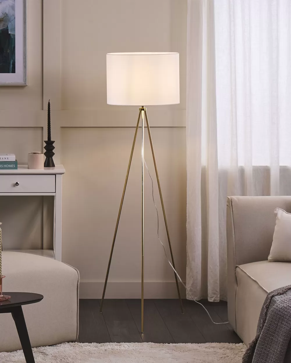 Lampada da Terra Vistula di Beliani - Design Moderno in Metallo con Rifiniture Bianco e Oro, Illuminazione Elegante per Interni