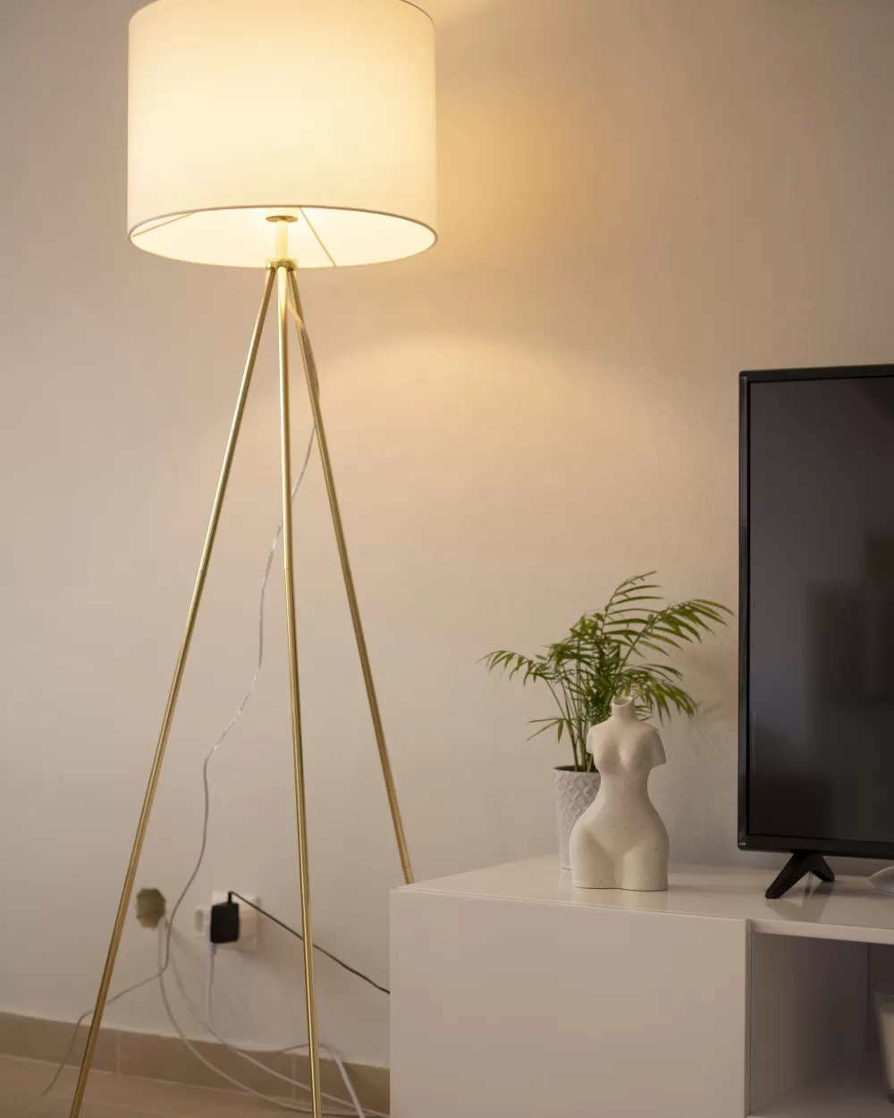 Lampada da Terra Vistula di Beliani - Design Moderno in Metallo con Rifiniture Bianco e Oro, Illuminazione Elegante per Interni