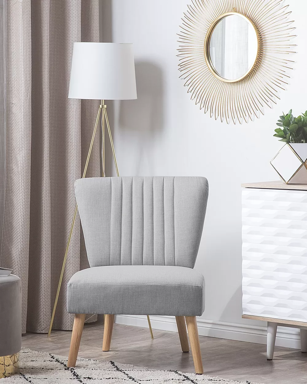 Lampada da Terra Vistula di Beliani - Design Moderno in Metallo con Rifiniture Bianco e Oro, Illuminazione Elegante per Interni