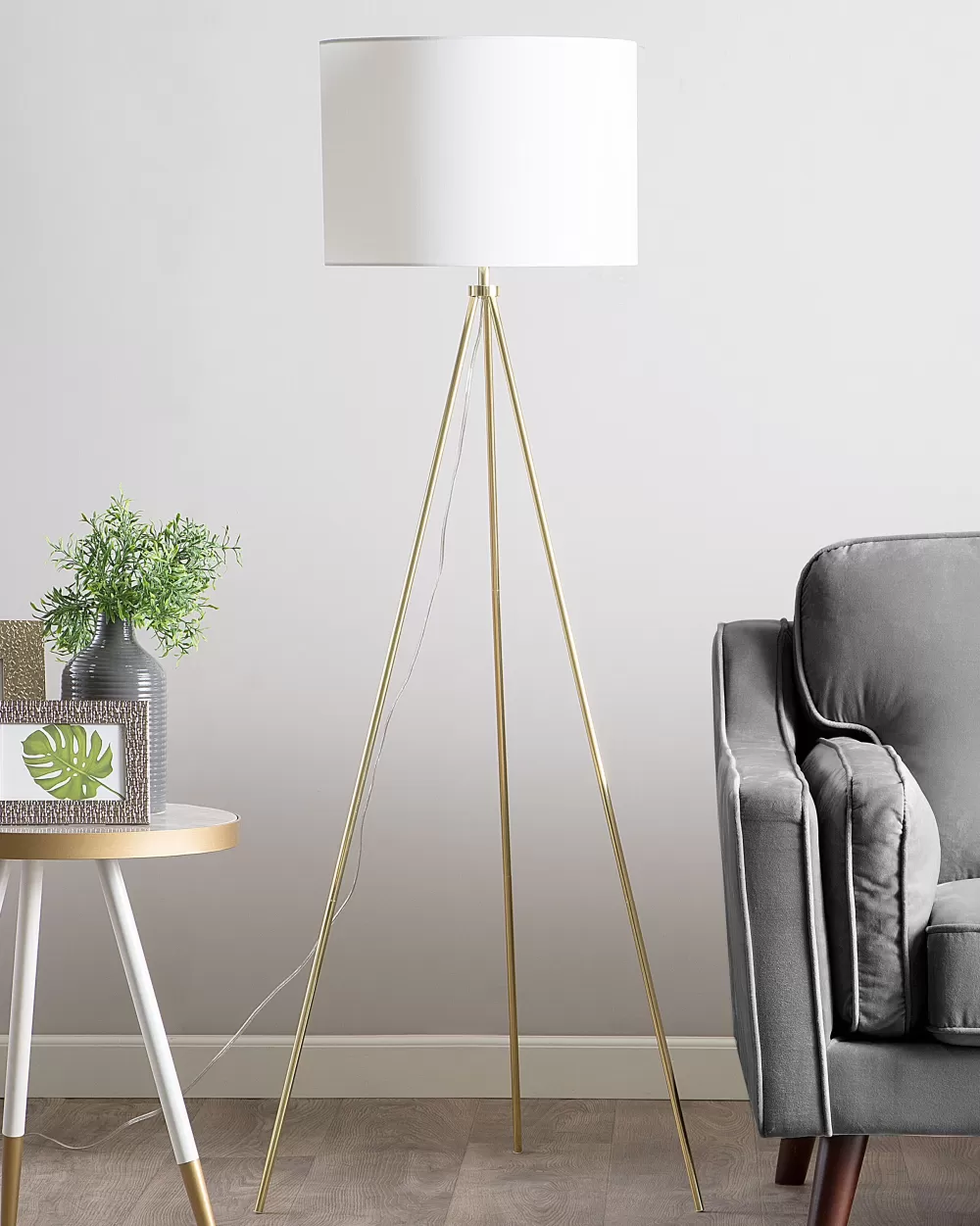 Lampada da Terra Vistula di Beliani - Design Moderno in Metallo con Rifiniture Bianco e Oro, Illuminazione Elegante per Interni