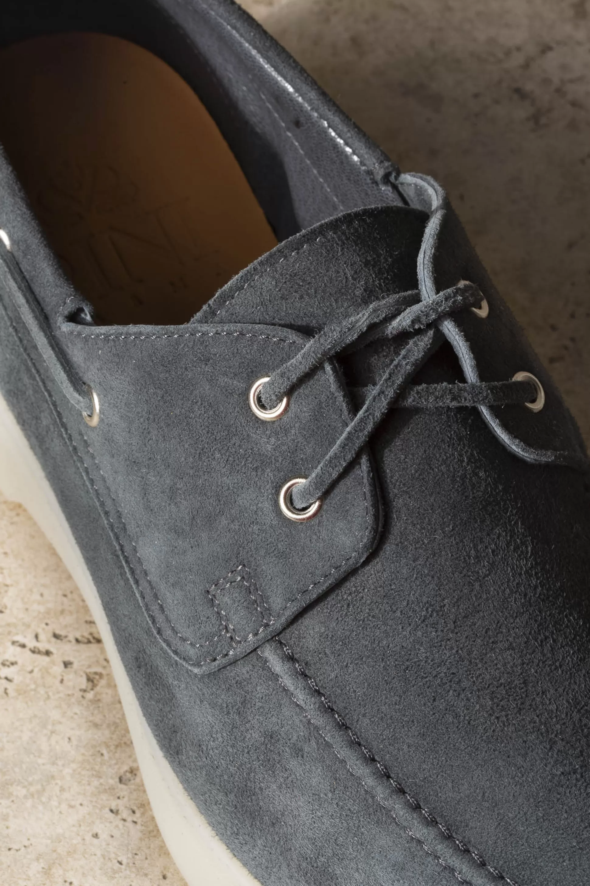 Scamosciato Lavagna Deckshoe - Calzatura Nautica Artigianale Italiana | Pini Parma Collectione Prestige

：1）