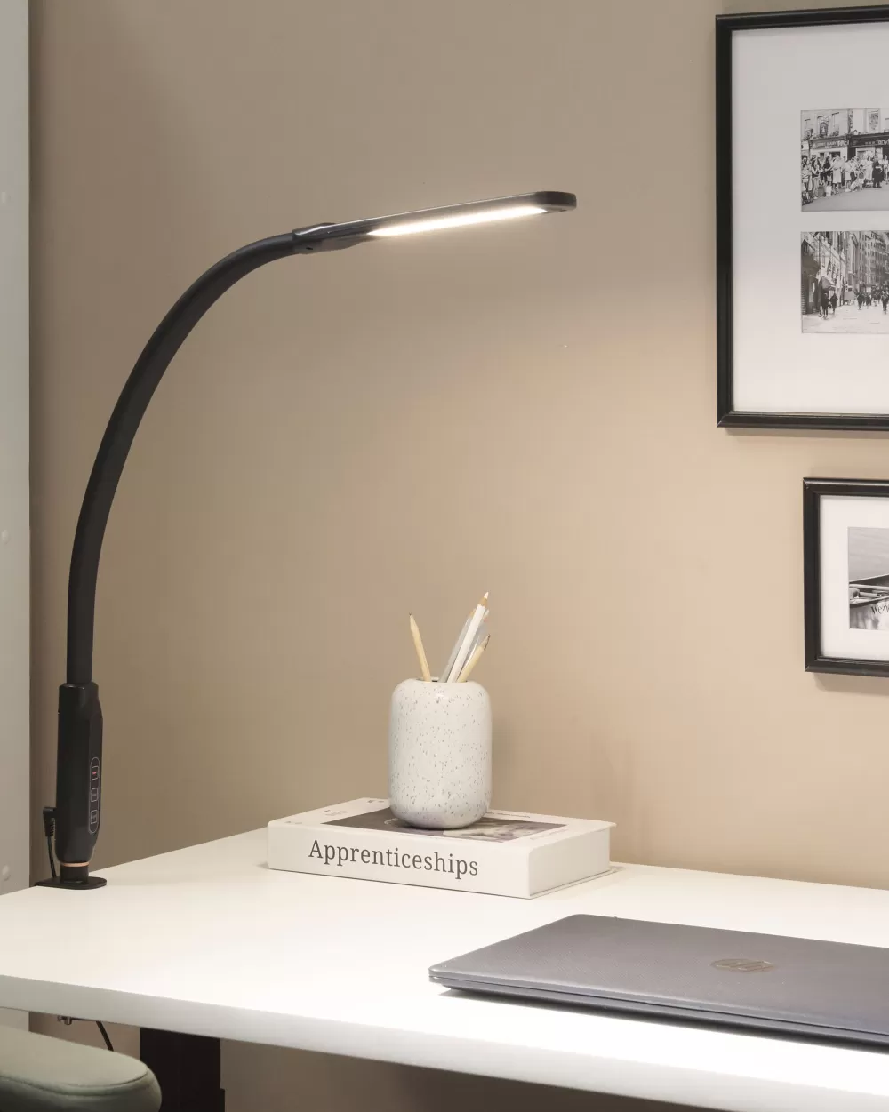 Lampada LED Regolabile Beliani - Illuminazione Versatile da Pavimento o Tavolo con Design Moderno, Colore Nero Elegante per Ambienti Contemporanei