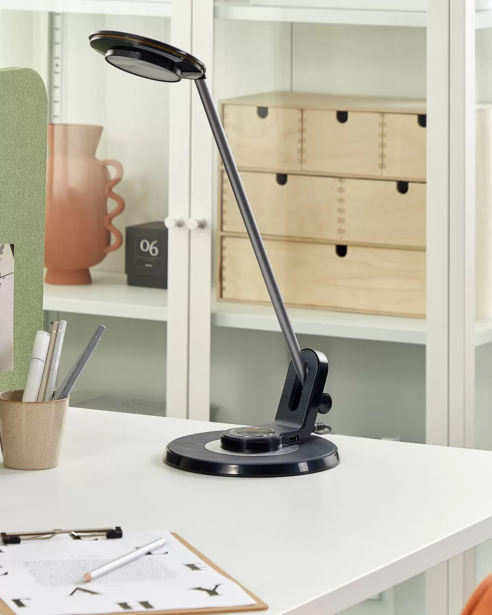 Lampada LED Moderna da Tavolo in Alluminio con Porta USB - Design Elegante in Argento e Nero Corvus