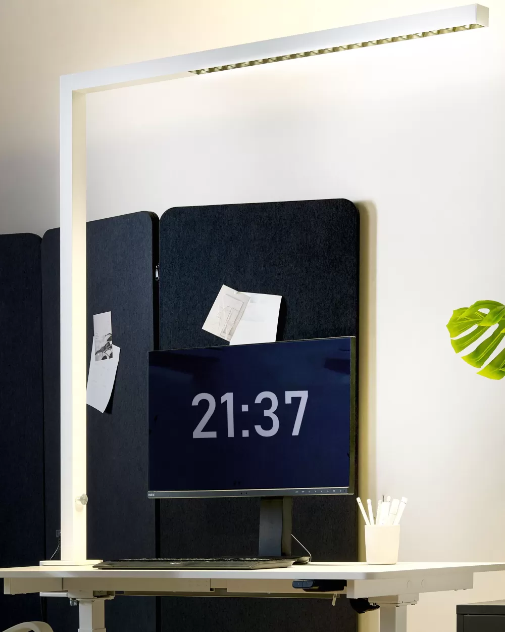 Lampada LED da Tavolo Moderna in Alluminio – Bianco Volans | Beliani