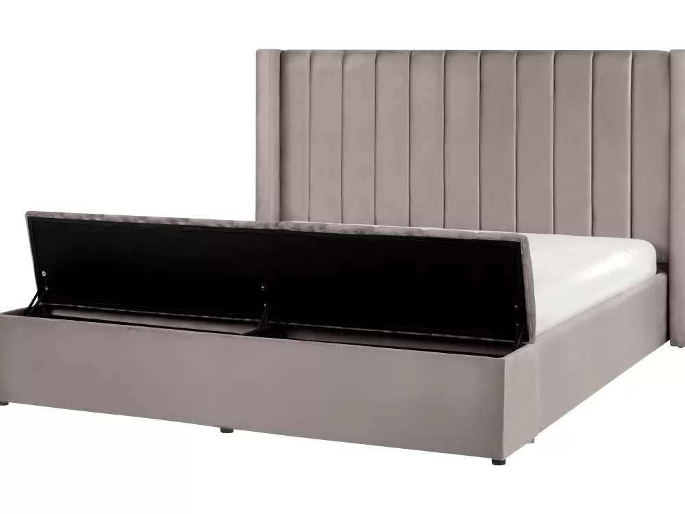 Beliani Parisanky Letto Matrimoniale con Contenitore - Design Elegante in Velluto Grigio Antracite, Misura 180x200 cm 

Questo letto con struttura imbottita e pratico contenitore integrato offre stile e funzionalità. Rivestimento in morbido tessuto samurai, perfetto per camere da letto moderne. Disponibile nelle tonalità neutre.