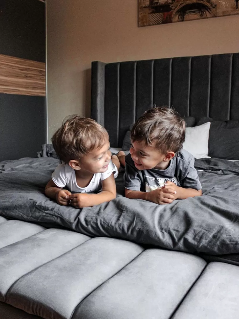 Beliani Parisanky Letto Matrimoniale con Contenitore - Design Elegante in Velluto Grigio Antracite, Misura 180x200 cm 

Questo letto con struttura imbottita e pratico contenitore integrato offre stile e funzionalità. Rivestimento in morbido tessuto samurai, perfetto per camere da letto moderne. Disponibile nelle tonalità neutre.