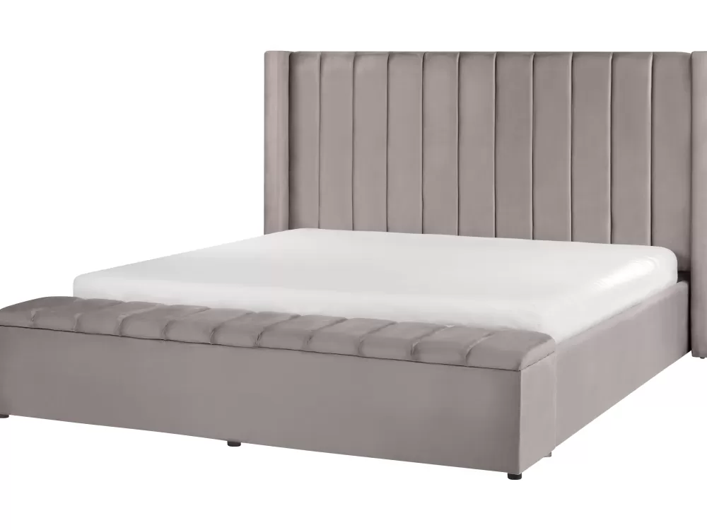 Beliani Parisanky Letto Matrimoniale con Contenitore - Design Elegante in Velluto Grigio Antracite, Misura 180x200 cm 

Questo letto con struttura imbottita e pratico contenitore integrato offre stile e funzionalità. Rivestimento in morbido tessuto samurai, perfetto per camere da letto moderne. Disponibile nelle tonalità neutre.