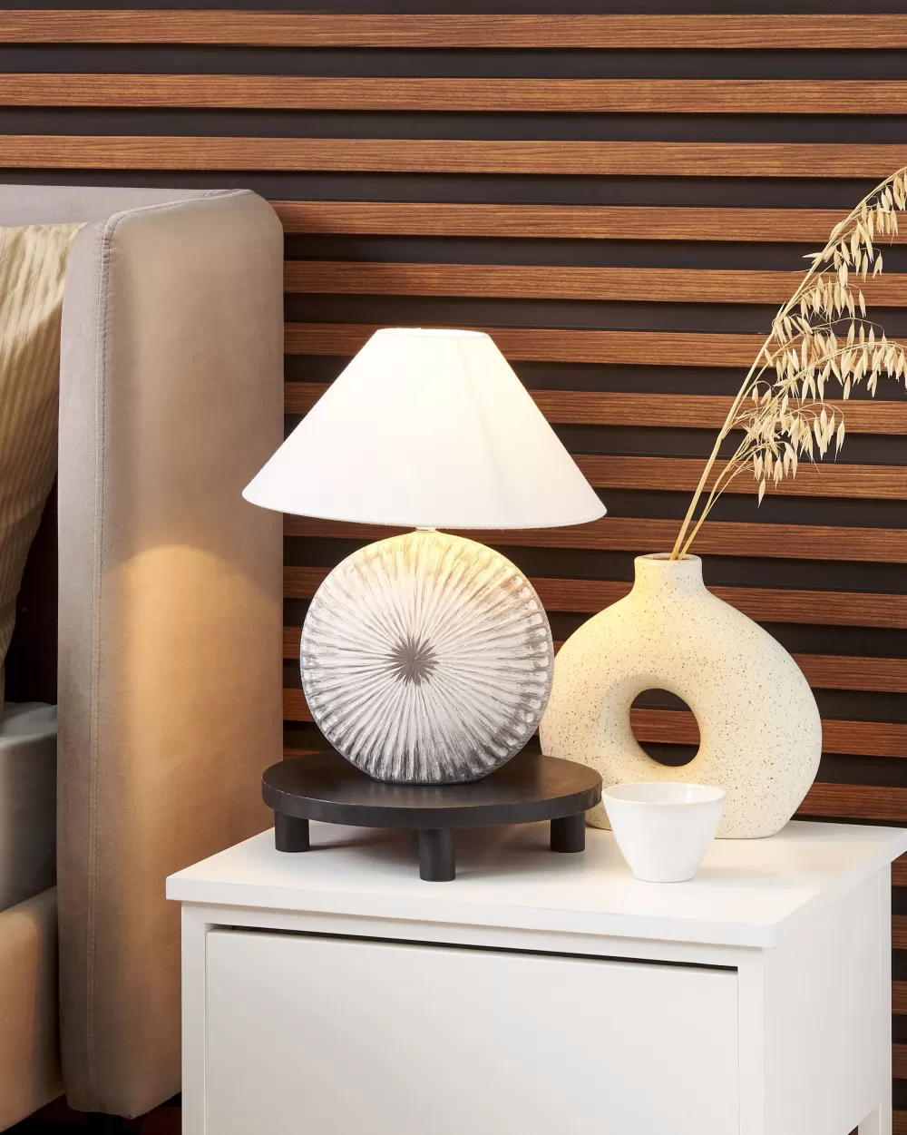 Lampada da Tavolo Moderna Beliani Yuna in Ceramica con Design Conico - Grigio Elegante