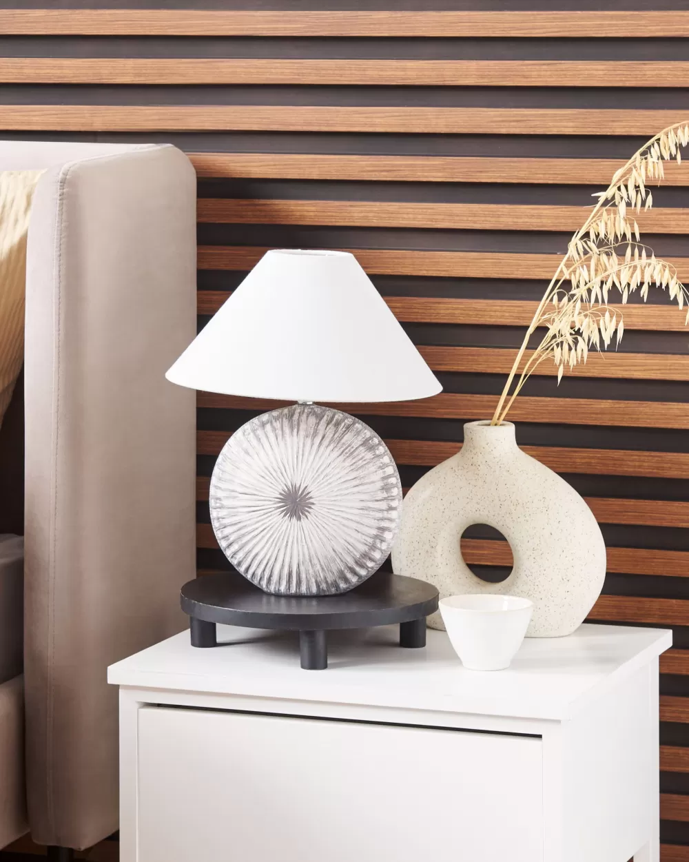 Lampada da Tavolo Moderna Beliani Yuna in Ceramica con Design Conico - Grigio Elegante