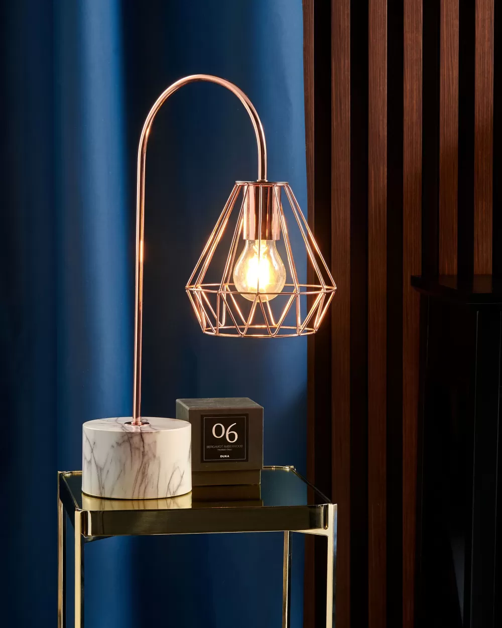 Lampada da tavolo Beliani in rame metallizzato con finitura effetto lunare - Design elegante per ambienti moderni