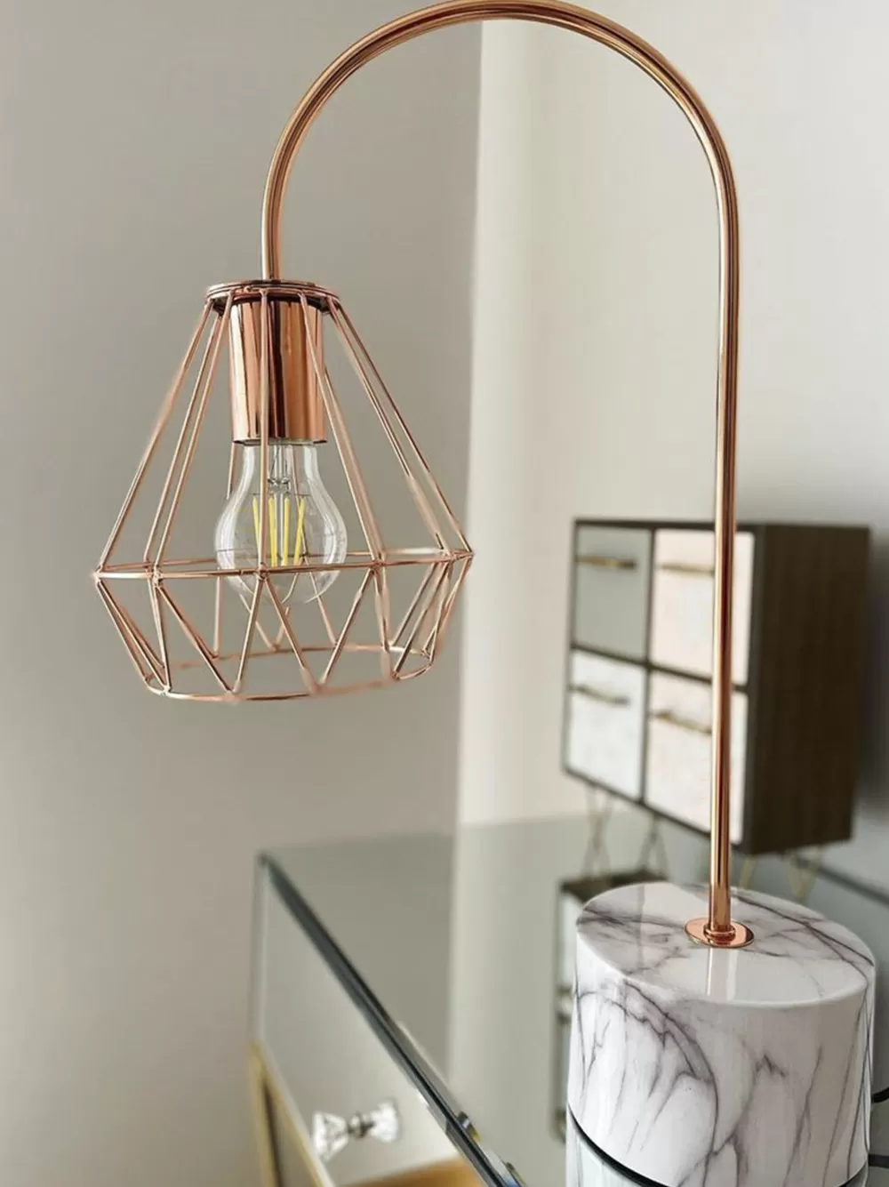 Lampada da tavolo Beliani in rame metallizzato con finitura effetto lunare - Design elegante per ambienti moderni