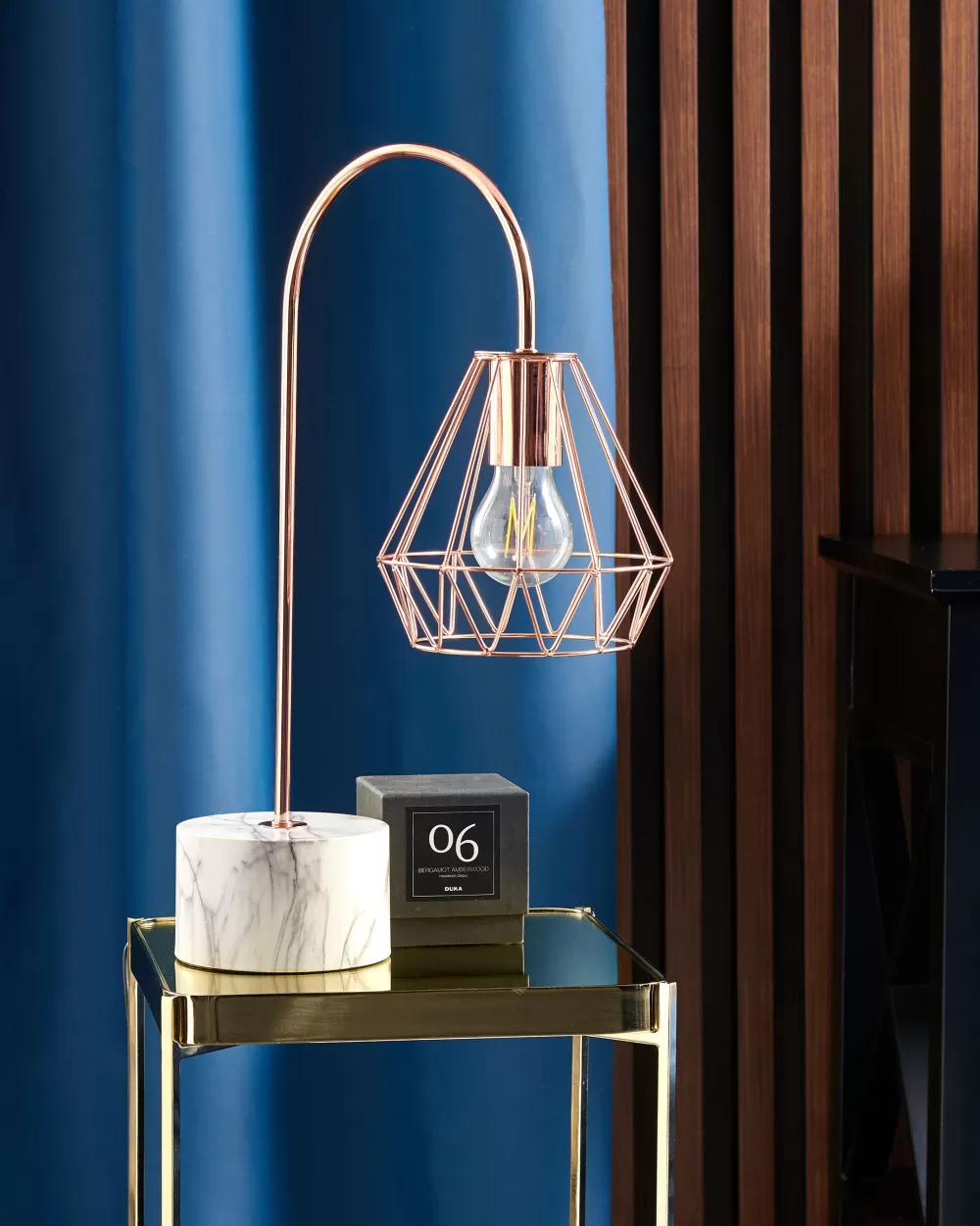 Lampada da tavolo Beliani in rame metallizzato con finitura effetto lunare - Design elegante per ambienti moderni