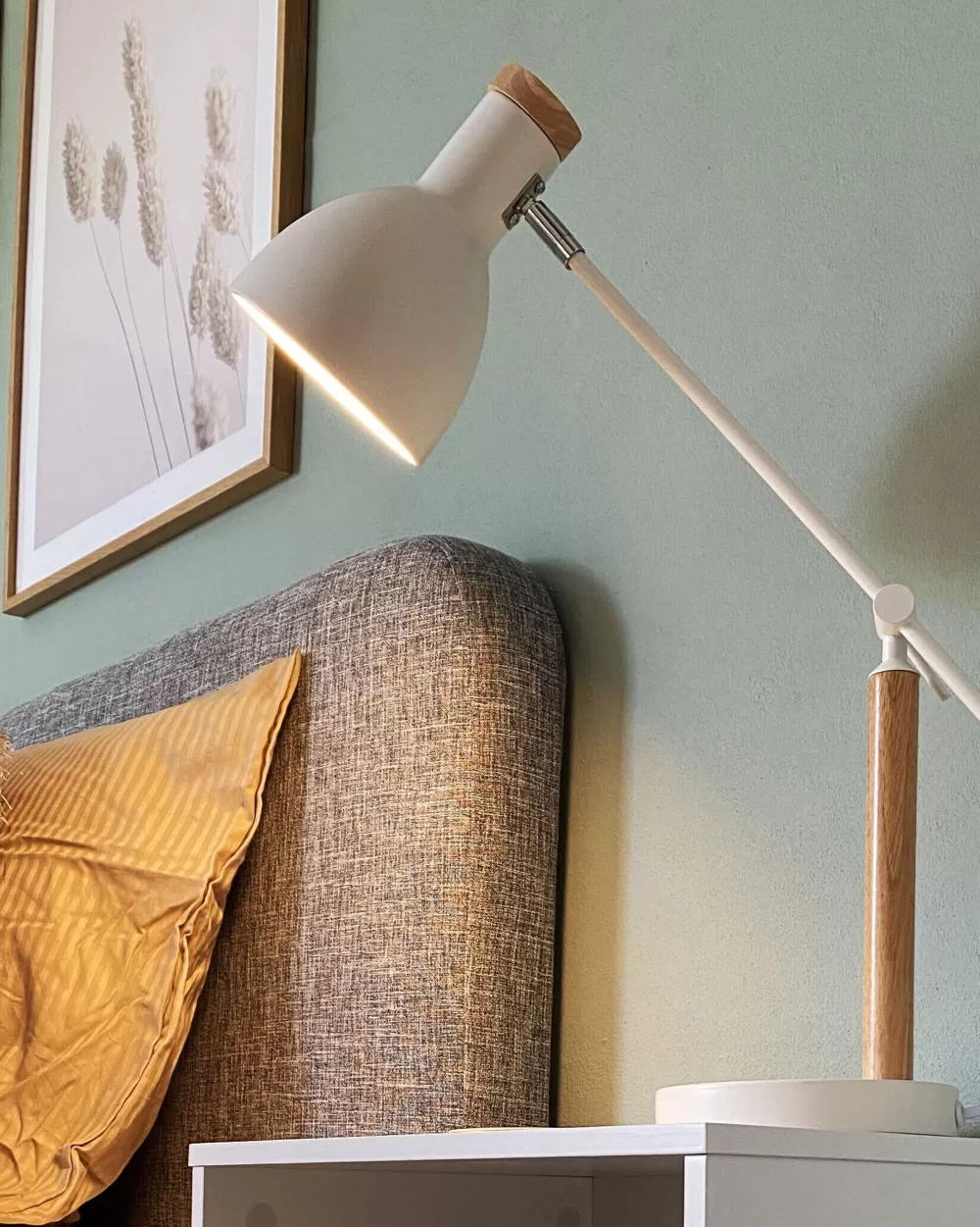 Lampada da Tavolo Beliani Peckos in Metallo Bianco con Design Scandinavo - Offerta Esclusiva per Interni Moderni e Legno Chiaro