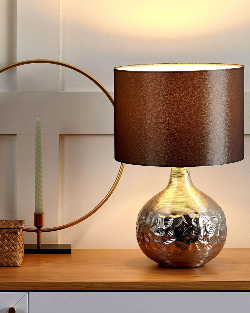 Beliani Lampada da Tavolo Moderna in Porcellana Lucida - Design Yakima con Rifiniture Argentate 

（：，，，AI）