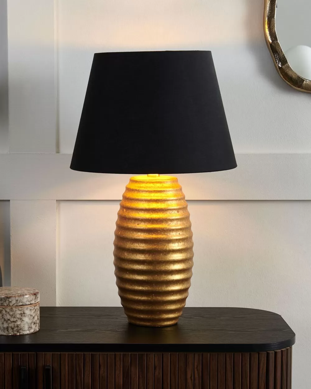 Lampada da Tavolo in Porcellana con Decorazioni Oro - Design Elegante Ebro | Beliani Online