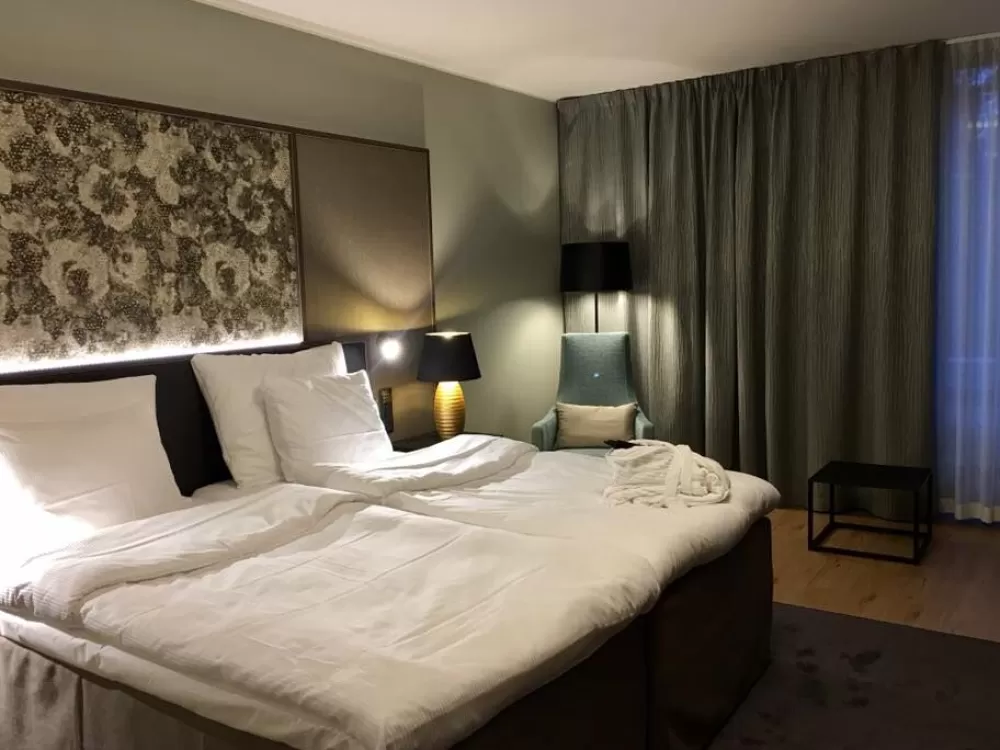 Lampada da Tavolo in Porcellana con Decorazioni Oro - Design Elegante Ebro | Beliani Online