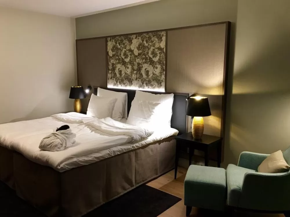 Lampada da Tavolo in Porcellana con Decorazioni Oro - Design Elegante Ebro | Beliani Online