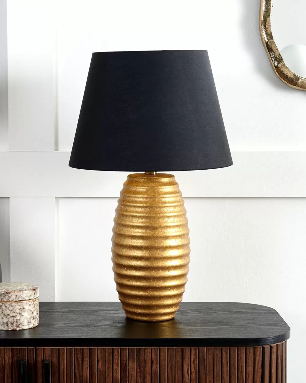 Lampada da Tavolo in Porcellana con Decorazioni Oro - Design Elegante Ebro | Beliani Online