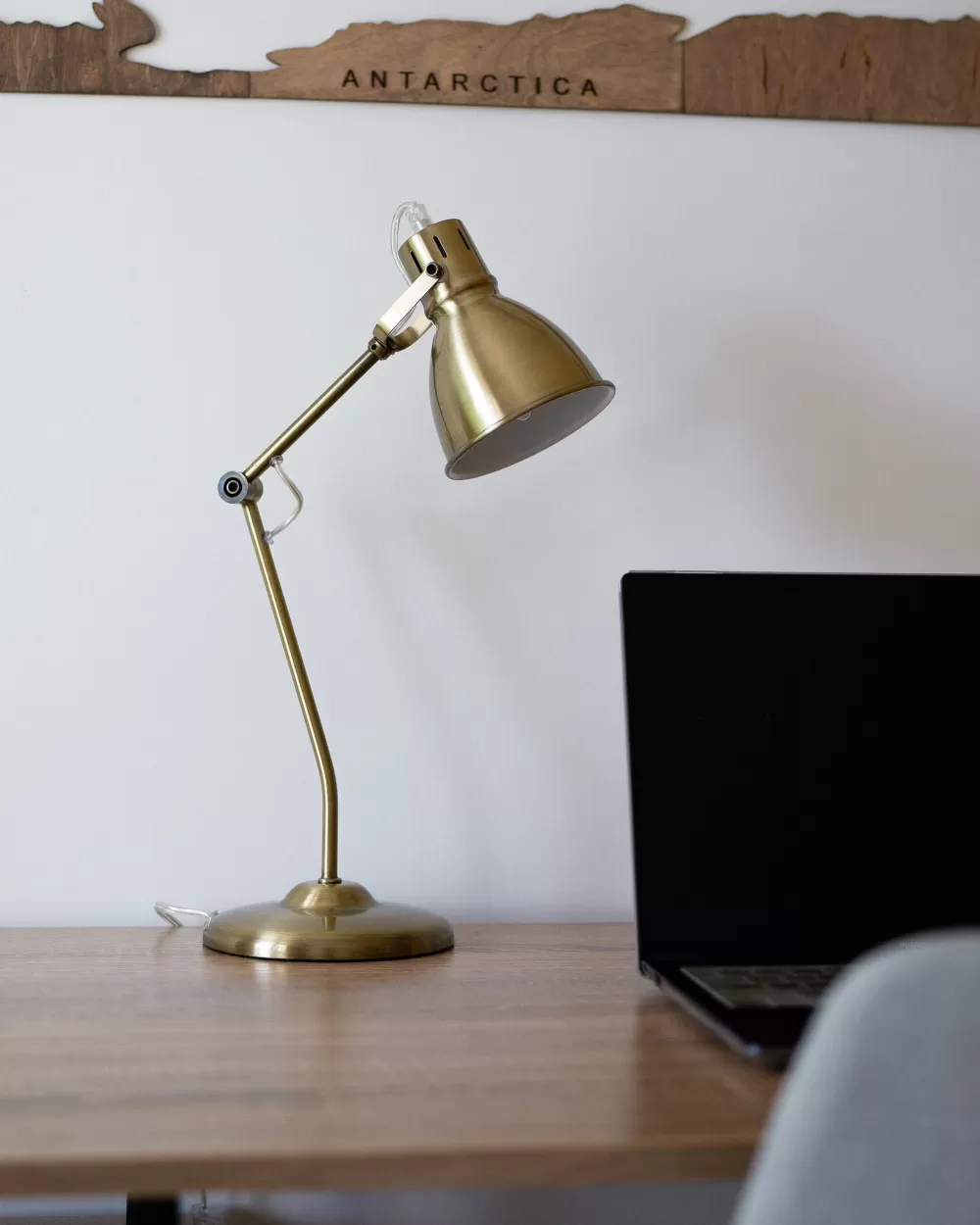 Lampada da Tavolo Elegante in Acciaio e Ottone - Design Moderno Beliani Monsan