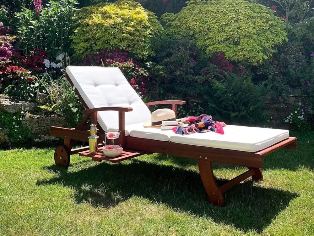 Comodo Sedia a Sdraio in Legno Massello con Cuscino Beige Naturale - Design Rustico Toscano per Esterni Beliani