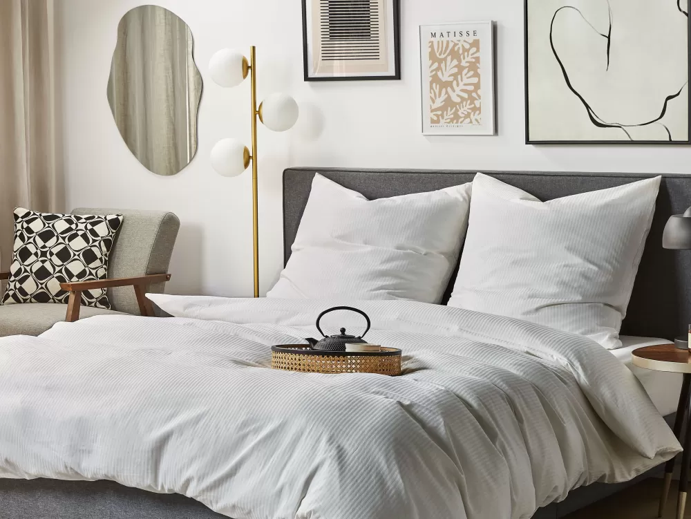 Set Lenzuola Beliani Avondale in Satinato di Cotone - Confezione Completa 240x220 cm, Bianco Ghiaccio