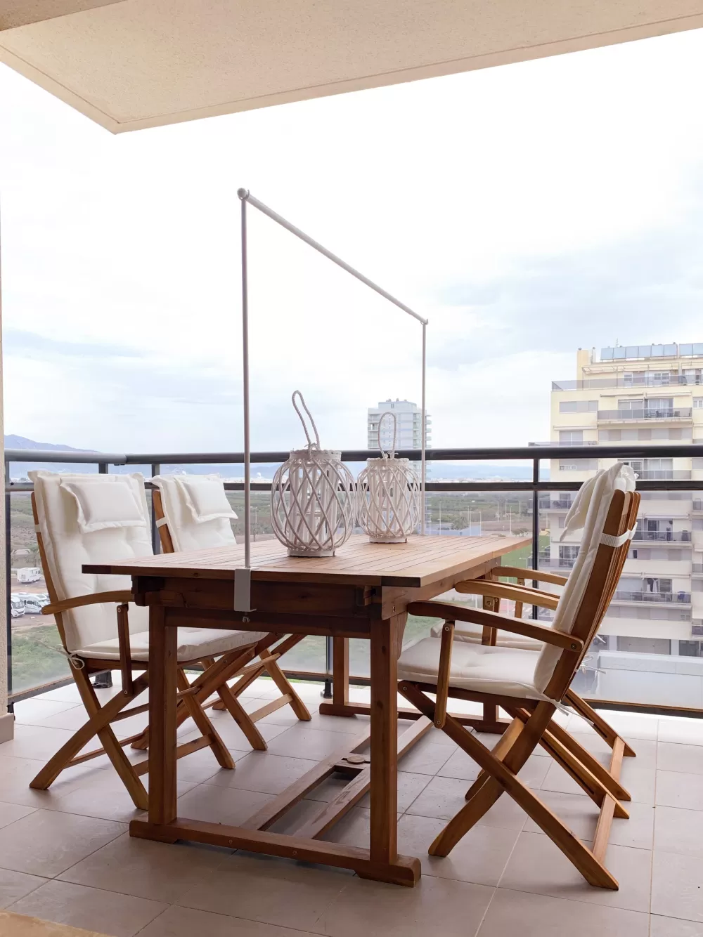 Beliani - Tavolo da Giardino Estendibile in Legno di Acacia Chiaro, Elegante e Pratico, Dimensioni Regolabili 160-220 x 90 cm, Design Moderno con Finitura Color Caffè