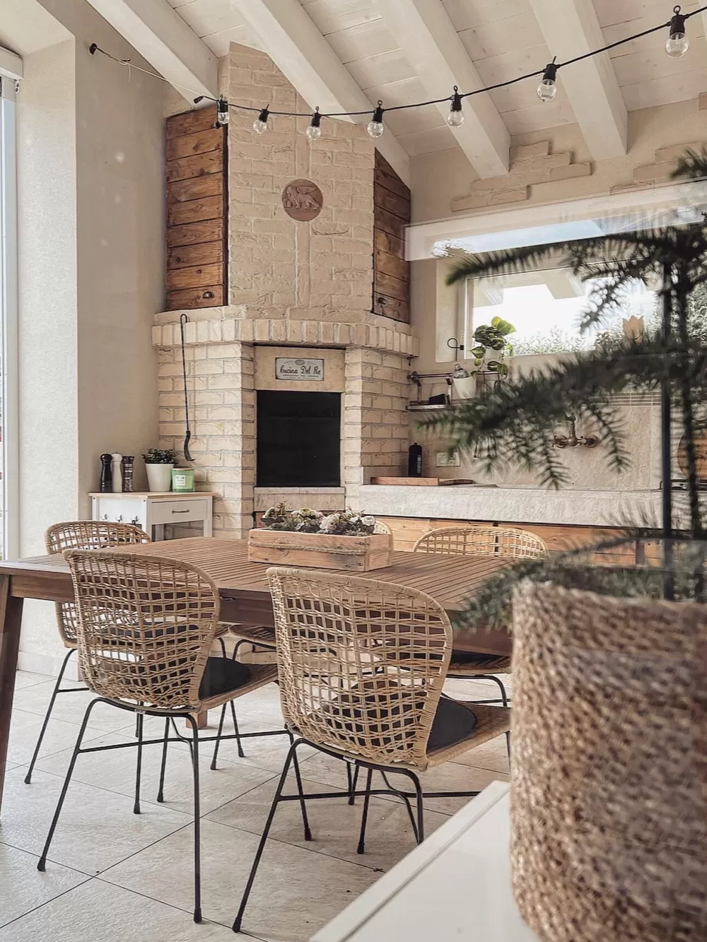 Tavolo da Esterno Regolabile in Legno di Acacia Chiaro Beliani - Design Elegante con Prolunga 180/240 cm x 100 cm, Ideale per Giardino e Terrazzo | Modello Cesana