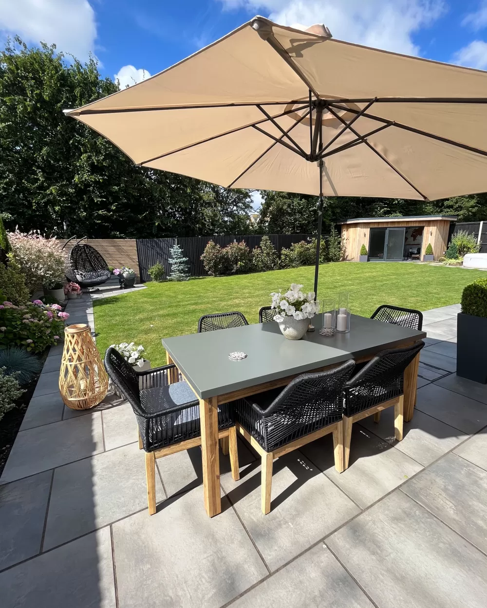 Tavolo da Giardino Beliani Moderno in Resina Composita Grigio, Dimensioni 180x90 cm - Ideale per Relax All'aperto