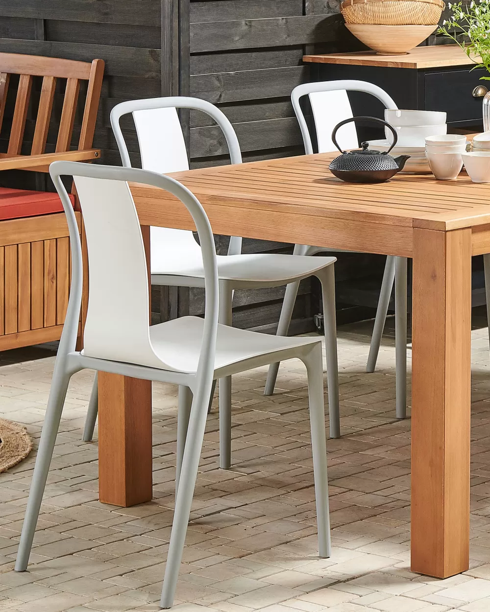 Beliani Spezia - Coppia di Sedie da Esterno in Plastica Bianco/Grigio, Design Moderno e Resistente