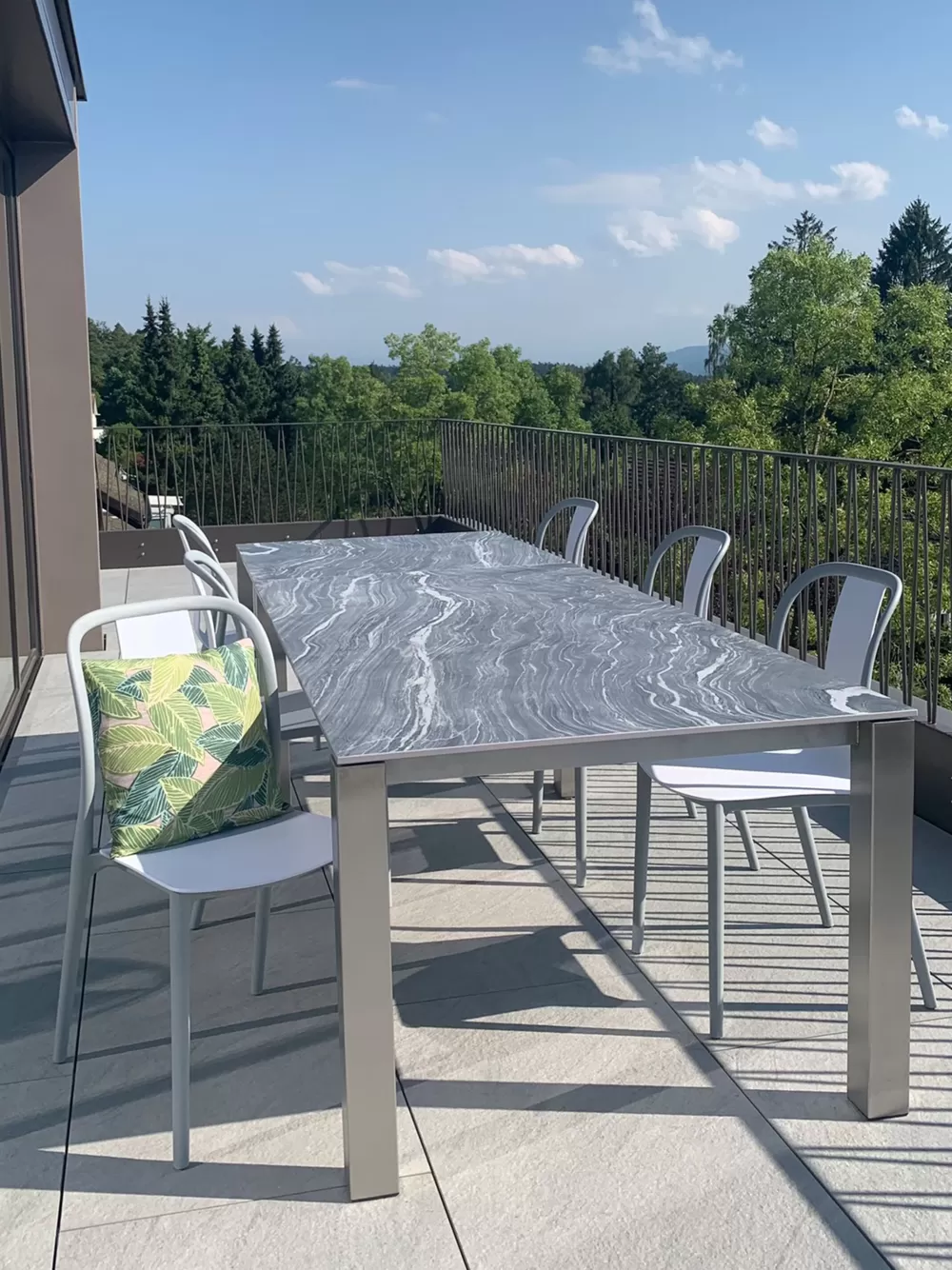 Beliani Spezia - Coppia di Sedie da Esterno in Plastica Bianco/Grigio, Design Moderno e Resistente