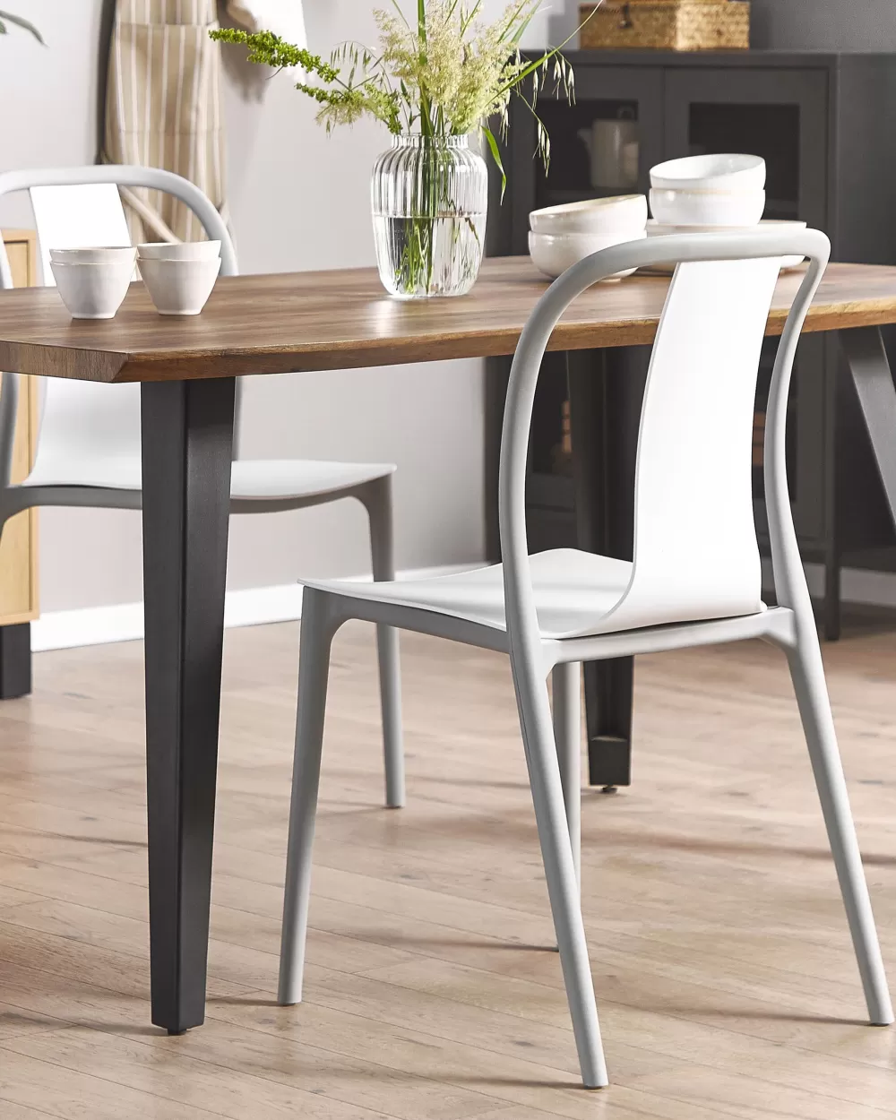 Beliani Spezia - Coppia di Sedie da Esterno in Plastica Bianco/Grigio, Design Moderno e Resistente