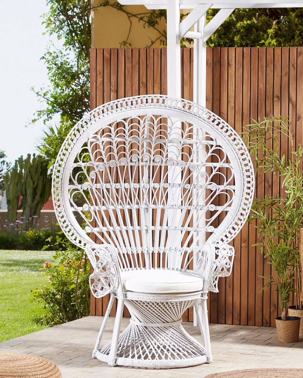 Beliani Sedia Pavone in Vimini Intrecciato Bianco Avorio - Design Elegante con Schienale Decorativo, Stile Classico e Comfort Raffinato per Arredamenti Moderni - Modello Emmanuelle