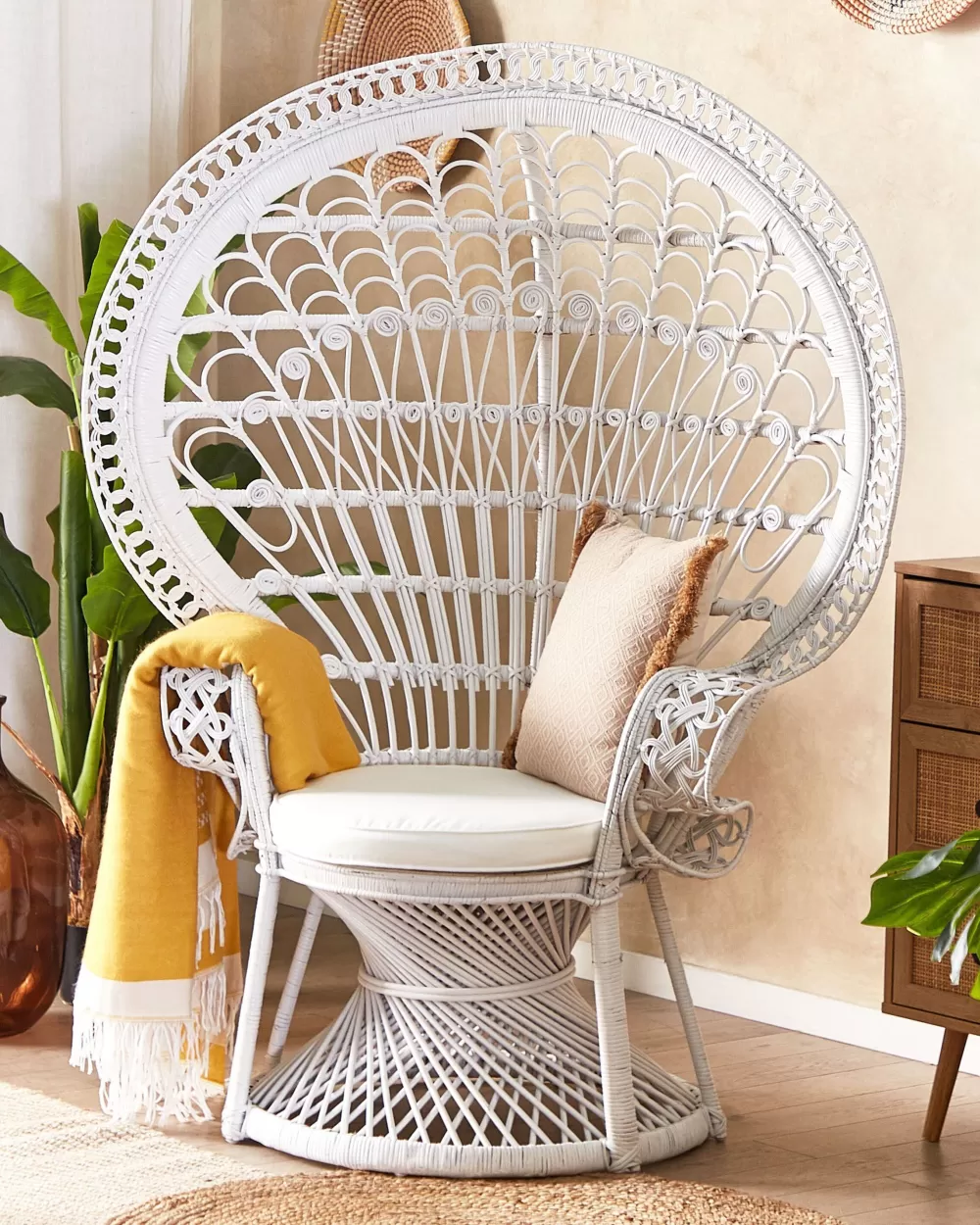 Beliani Sedia Pavone in Vimini Intrecciato Bianco Avorio - Design Elegante con Schienale Decorativo, Stile Classico e Comfort Raffinato per Arredamenti Moderni - Modello Emmanuelle