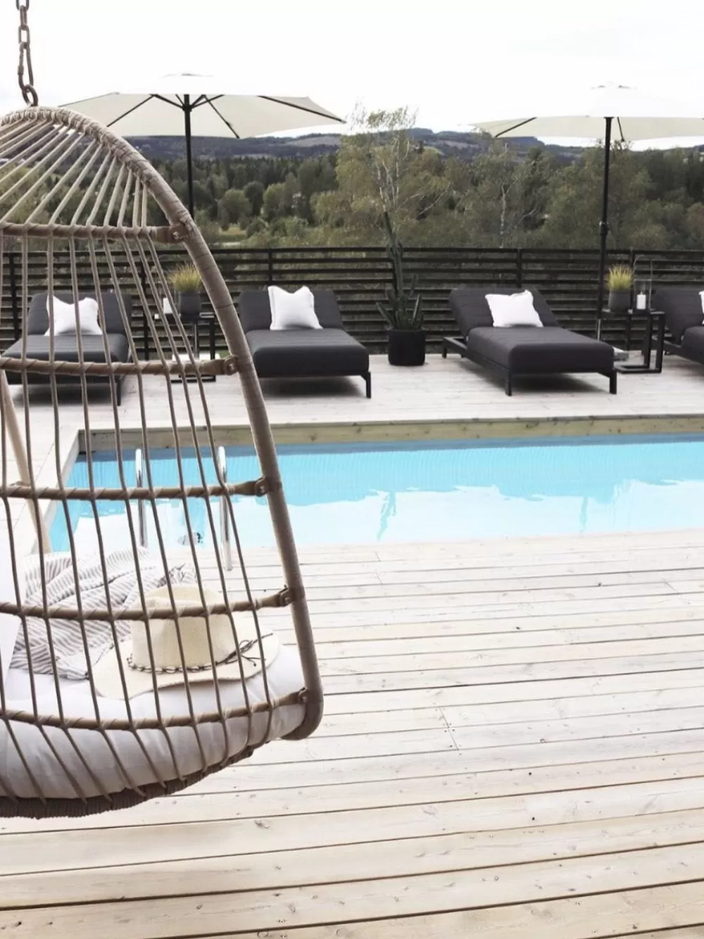 Promo Lampo: Sospensione Elegante con Base in Rattan Poliestere e Dettagli Naturali - Beliani Casoli