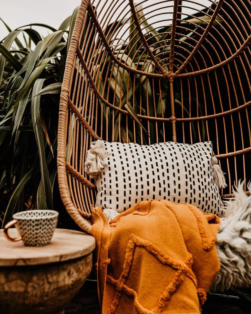 Promo Lampo: Sospensione Elegante con Base in Rattan Poliestere e Dettagli Naturali - Beliani Casoli
