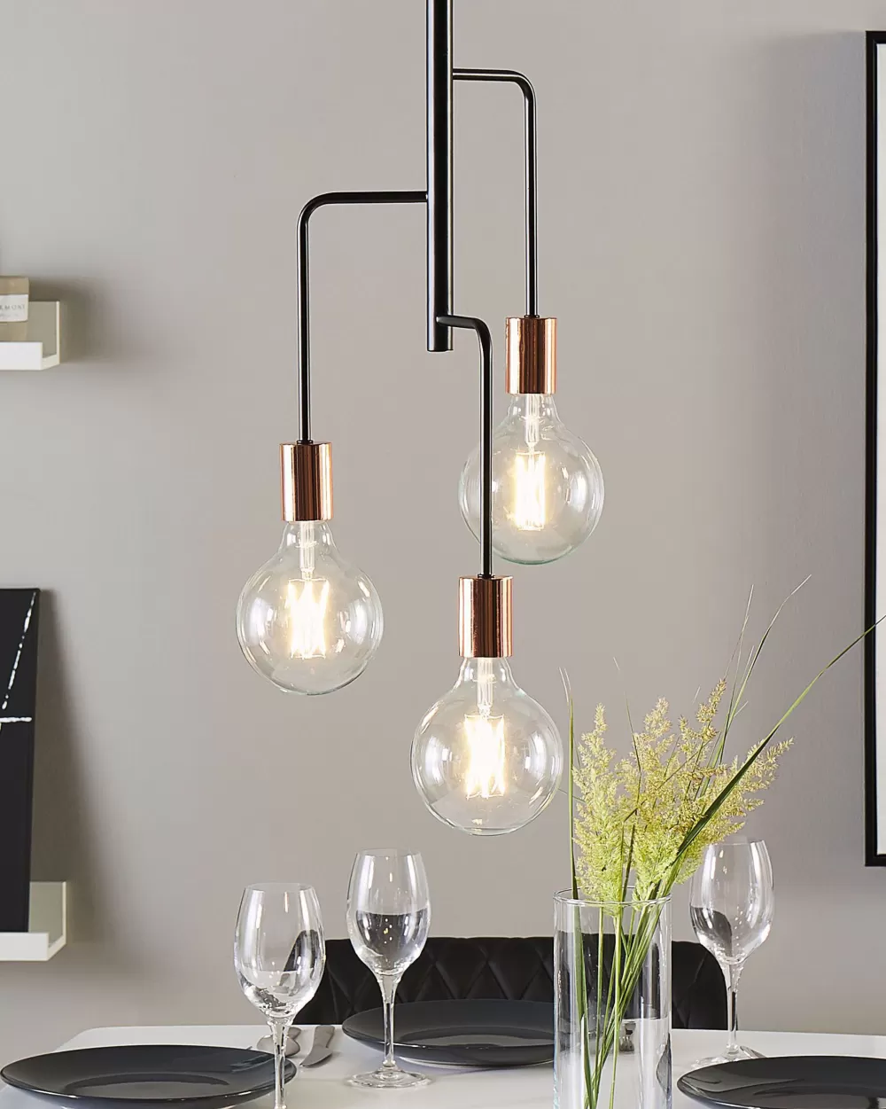 Lampada a sospensione Beliani - Tre luci moderne in metallo opaco nero, design Bogna